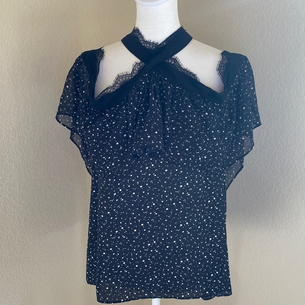 BAR III cold shoulder blouse. Criss-cross neck. Black/white pattern.Size L. - Picture 4 of 15